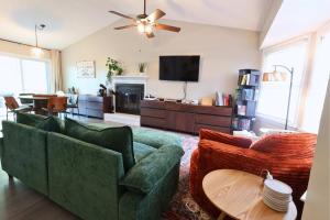 Cozy on Ger-Maine St 1 Mile From Downtown Apex