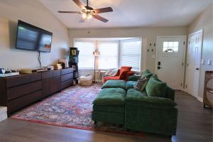 Cozy on Ger-Maine St 1 Mile From Downtown Apex