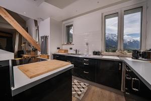 Majestic Panorama - Stunning Mont Blanc ViewsFireplaceCentral Chamonix