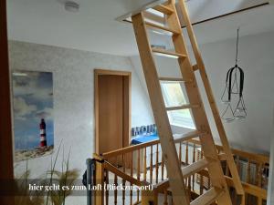 Dree Gevels Huus - Exklusives Deichhaus mit 2 separaten Fewo für 6 Personen - 350 m zur Nordsee - Gartenstrand, Sauna & Kamin - E-Ladestation