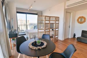 Just 100 meters from Shopping del Sol