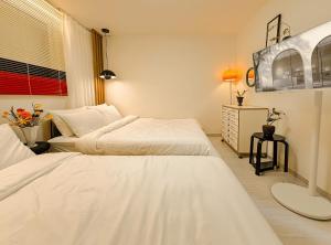 Yeoksam, Gangnam, COEX Starfield, Jamsil 20 minutes, Itaewon 30 minutes, Gangnam Plastic Surgery