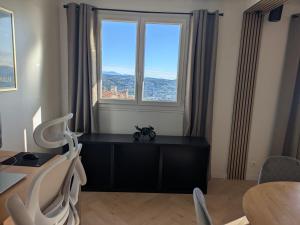 Appartement avec vue sur Grasse et home cinéma