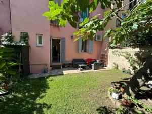 Oasis in the Center with Garden by Synergy Up to 5 guests
