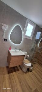 Cozy White House - Near Beach Private Jacuzzi