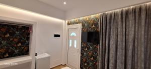Cozy White House - Near Beach Private Jacuzzi