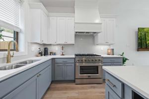 New Luxury Home - King - Central Location - Premier Host