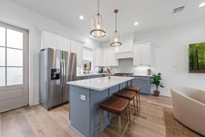 New Luxury Home - King - Central Location - Premier Host