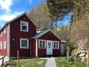 Rotes Schwedenhaus für Familien und Hunde