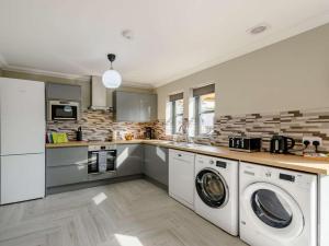 4 Bed in Alexandria oc-88759