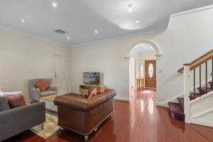 Family-Friendly 4-Bed Home with Parking
