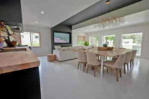 Luxury 4BR Home with Jacuzzi Patio and Game Room Near Downtown