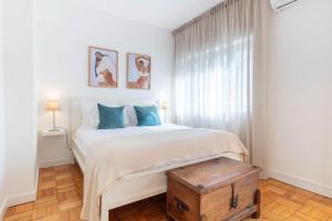 Stylish 3BR in Central Porto w AC by LovelyStay