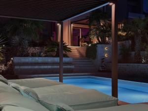 A Z U R E pool H O U S E