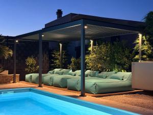 A Z U R E pool H O U S E