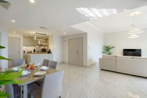 FIRST CLASS 1BR Luxury Sea and Palm View Retreat