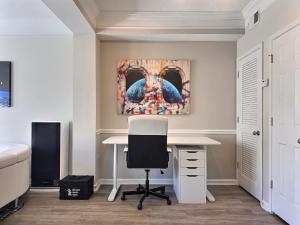 Stellar suite with Gym, Pool and Netflix, sleeps 4
