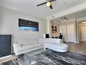Stellar suite with Gym, Pool and Netflix, sleeps 4