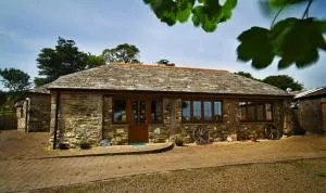 The Old Wagon House - Treneglos