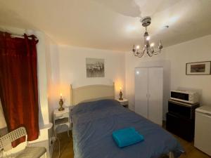 Spacious Double Room with own Sink