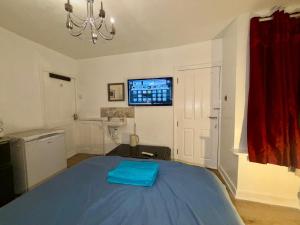 Spacious Double Room with own Sink