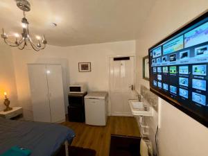 Spacious Double Room with own Sink