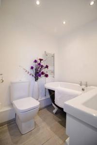 The Mallard House by Sheppey Stays - 5BR Central Kent House with Parking - Ideal for Families & Contractors - Pet Friendly