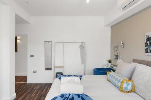 Elegant City Stay 2BR with Ensuite & Dining Area
