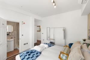 Elegant City Stay 2BR with Ensuite & Dining Area