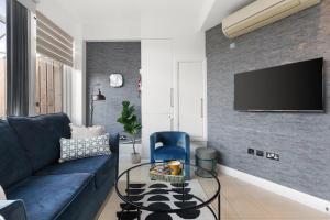 Elegant City Stay 2BR with Ensuite & Dining Area