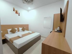 Golden Oak- 5 min walk from golden temple
