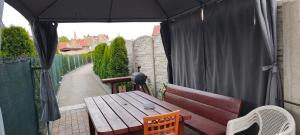Noclegi kawalerka apartament w centrum Dzierżoniowa podwórko grill wynajm krótkoterminowy