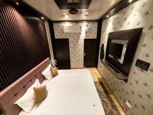 Peaceful 2BR Retreat Near Kashi Vishwanath & Assi Ghat