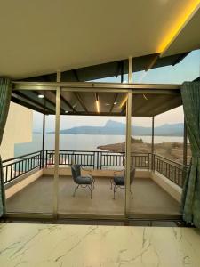 Luxury 4BHK Lakefront Villa Infinity Pool Pawna