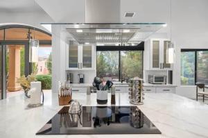Chapel Showstopper! Walk to trails, Private yard