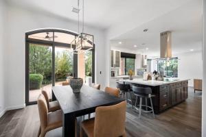 Chapel Showstopper! Walk to trails, Private yard