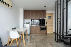 Modern 1BR Loft | Huge condo close to the beach