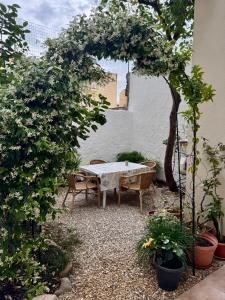 Flowered House with garden img33
