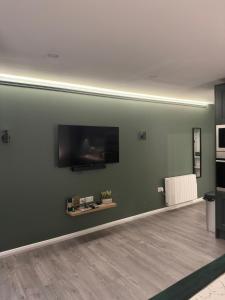 Woodland lodge green room