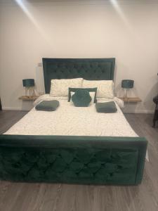 Woodland lodge green room