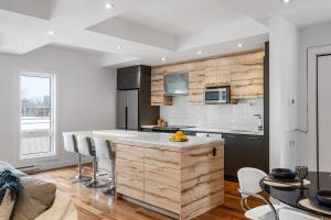 Montreal Urban Oasis 31 Day Minimum 2BR Top Floor Condo Garage Walkscore 100