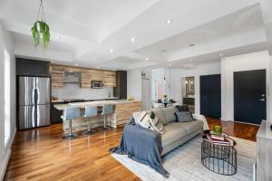 Montreal Urban Oasis 31 Day Minimum 2BR Top Floor Condo Garage Walkscore 100