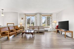 Large 6BR Retreat | Sleeps 13 | Riverview