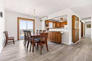 Large 6BR Retreat | Sleeps 13 | Riverview