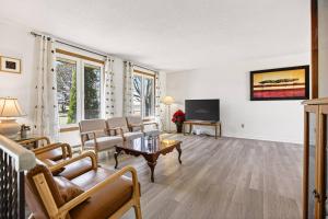 Large 6BR Retreat | Sleeps 13 | Riverview