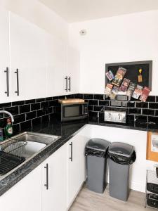 Granby House Holiday Apartments, Apartment 3, in the Old Town, SEA AND CASTLE VIEWS 5 minutes walk to South Bay Beach