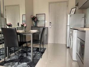 Modern Condo in Khlong Toei Balcony, Gym, Fast WiFi