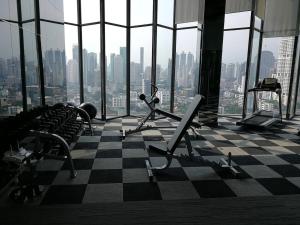 Modern Condo in Khlong Toei Balcony, Gym, Fast WiFi