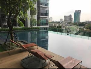 Modern Condo in Khlong Toei Balcony, Gym, Fast WiFi