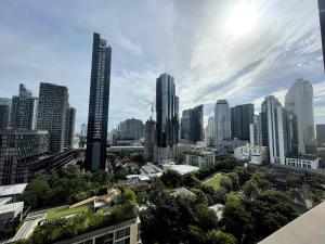 Modern Condo in Khlong Toei Balcony, Gym, Fast WiFi